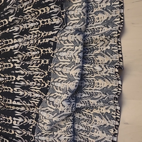 LIKE NEW H&M Abstract Patterned Mini Skirt with Pockets - Picture 3 of 12